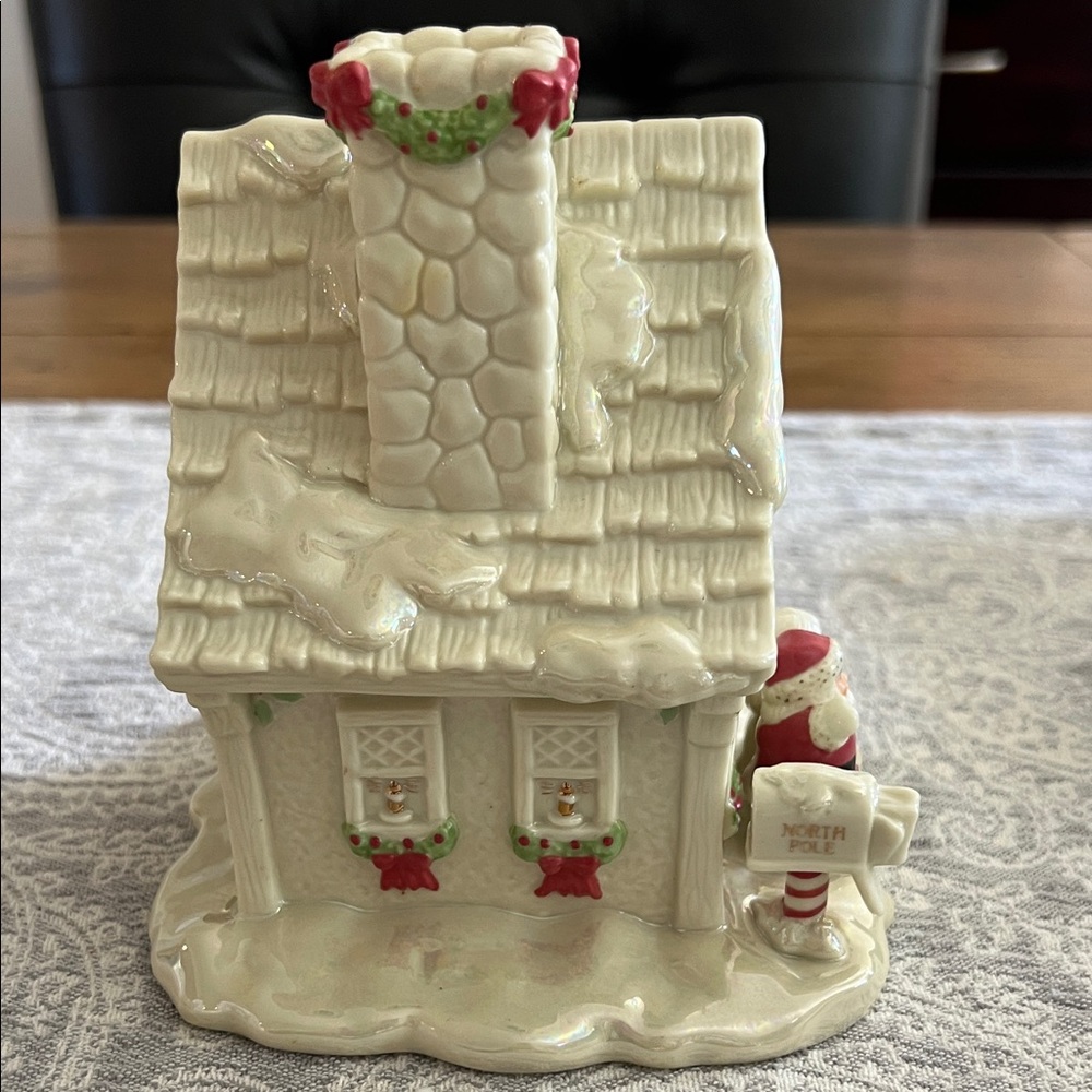 Lenox Festive Santa and Mrs. Claus Holiday House with music - Picture 6 of 7